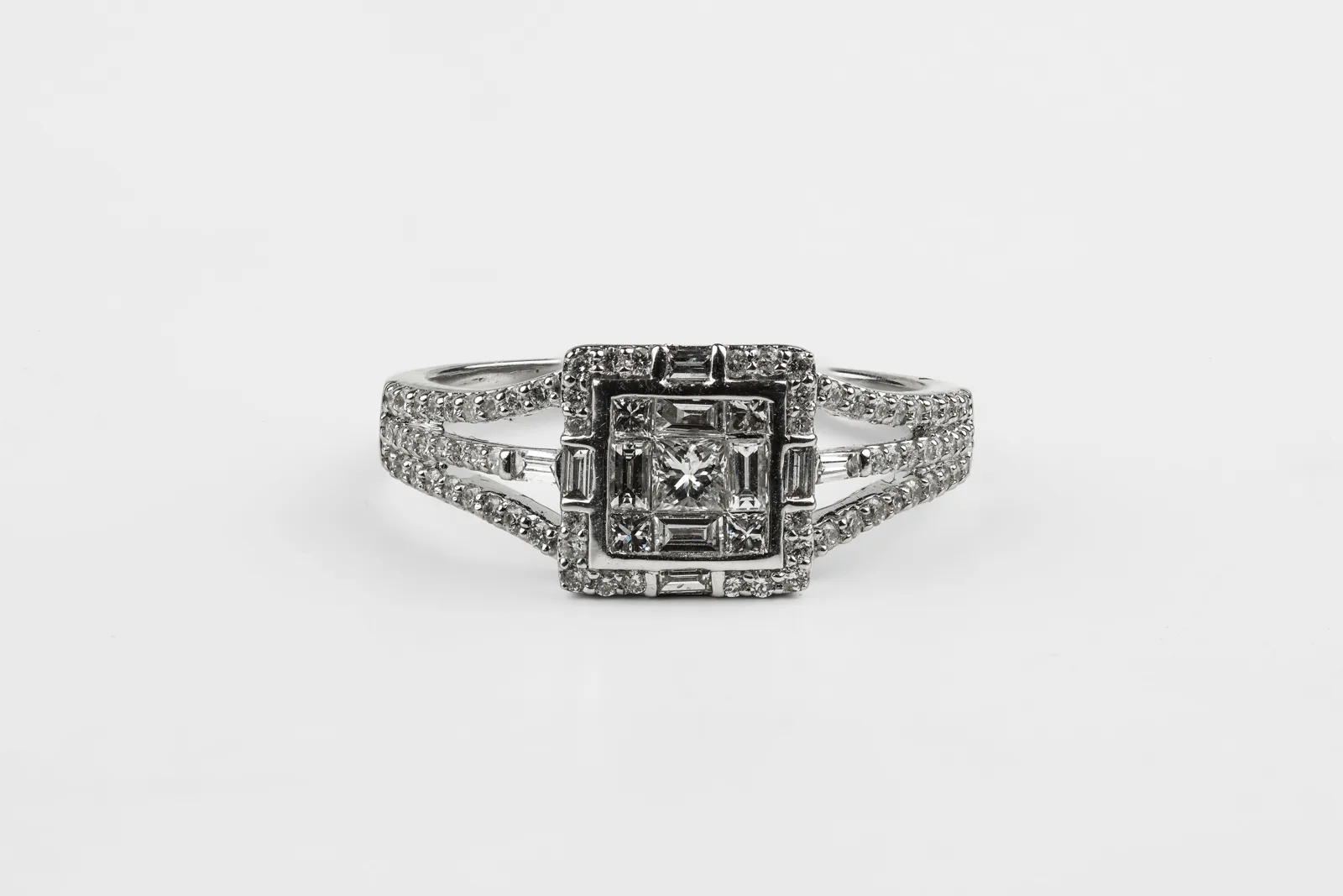 Diamond Halo Ring in 14ct White Gold