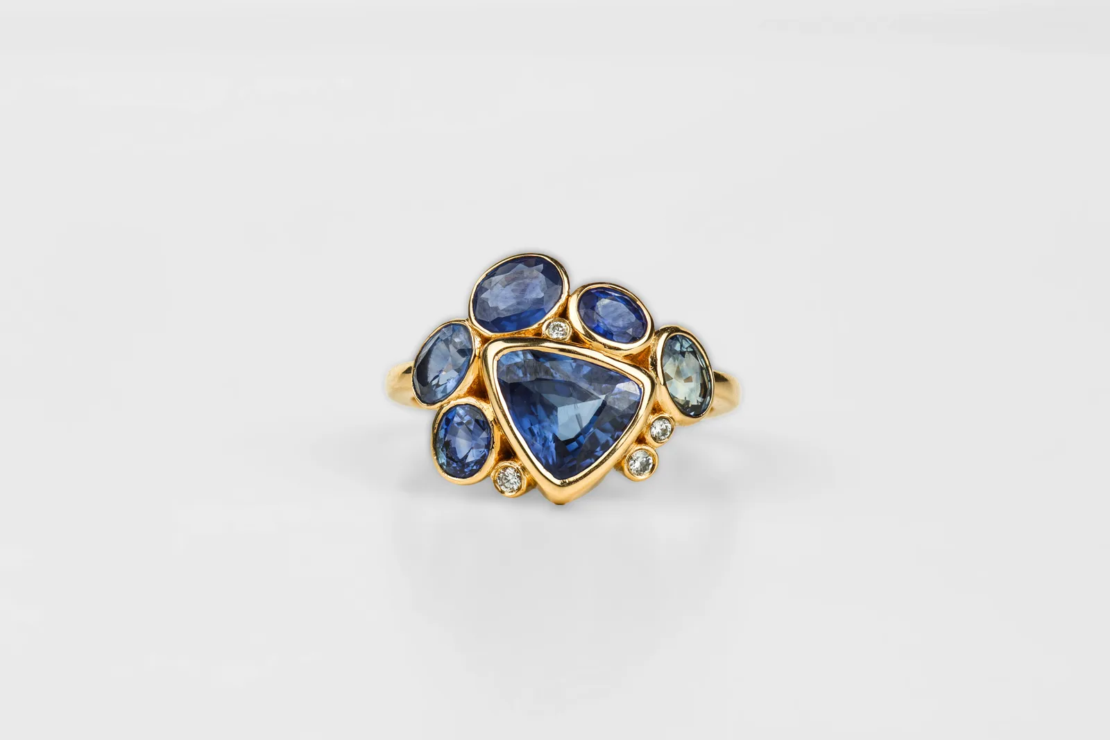 Sapphire Contemporary Ring in 18ct Yellow Gold
