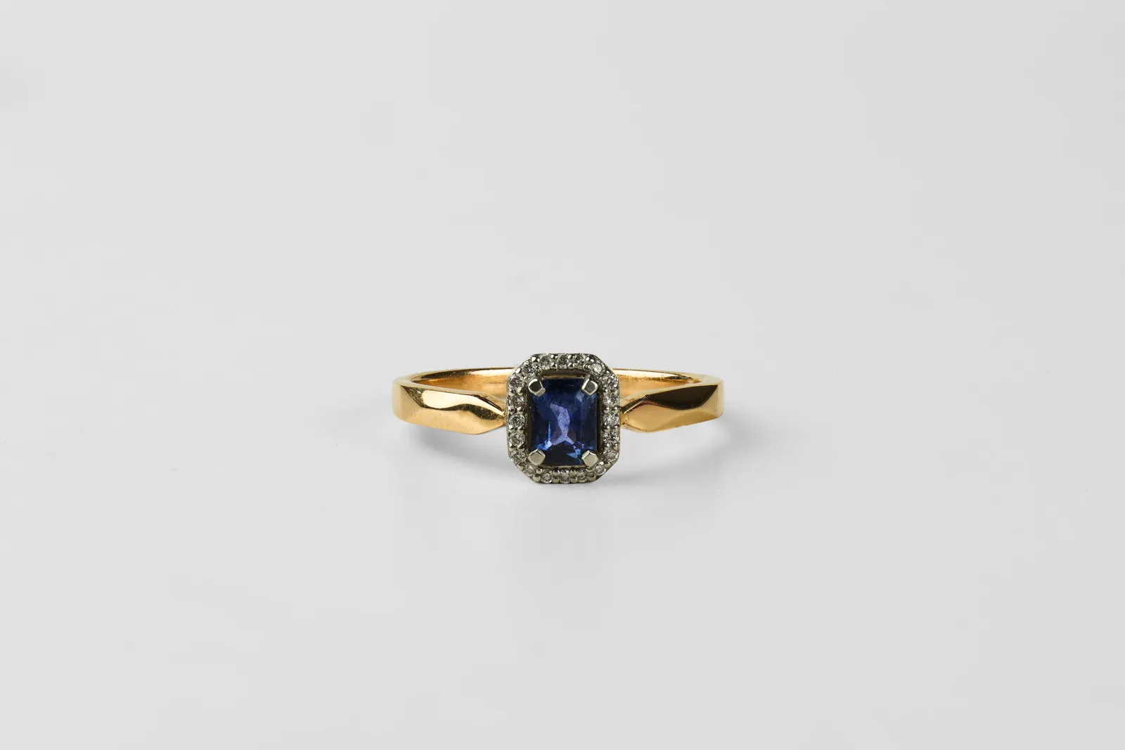 Sapphire Halo Ring in 18ct Yellow Gold