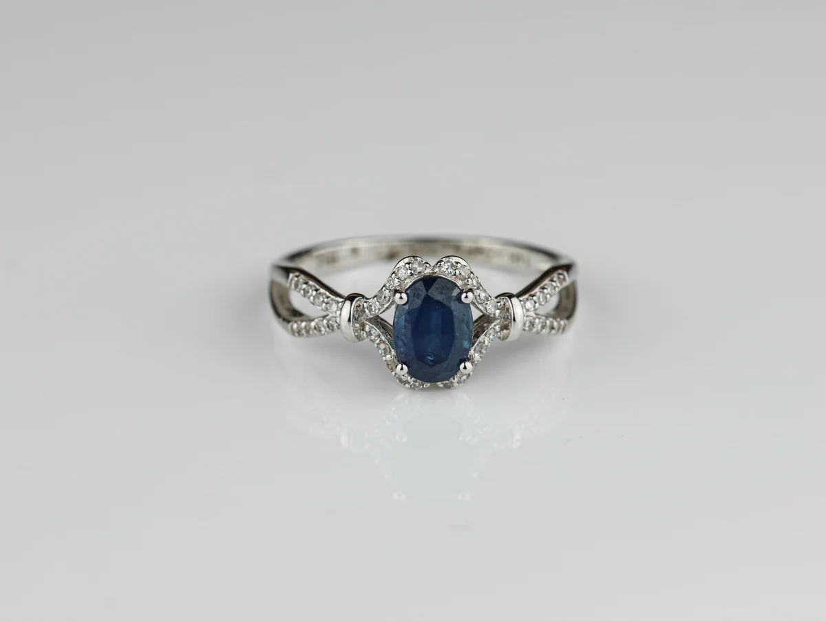Sapphire & Diamond Shoulder Set Ring in 14ct White Gold
