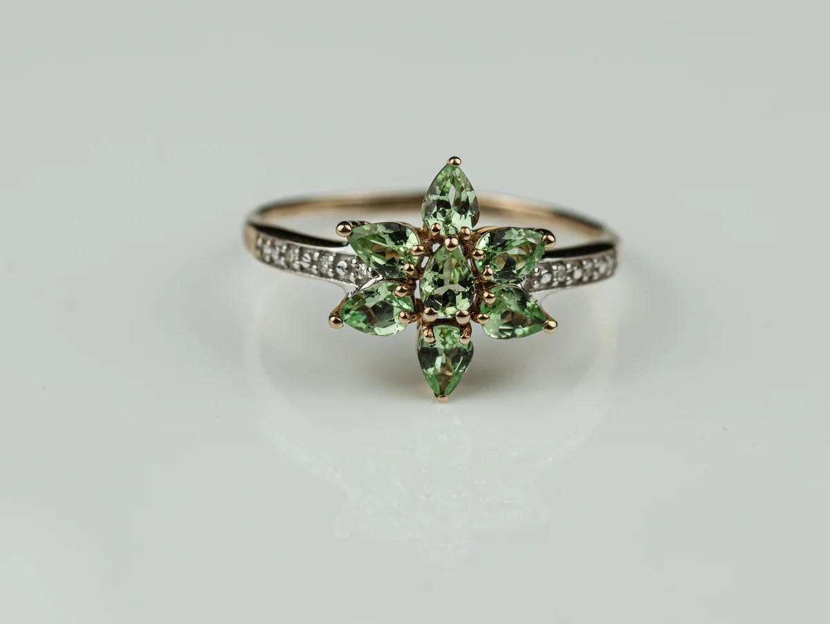 Peridot Modern/Contemporary Ring in 9ct Yellow Gold