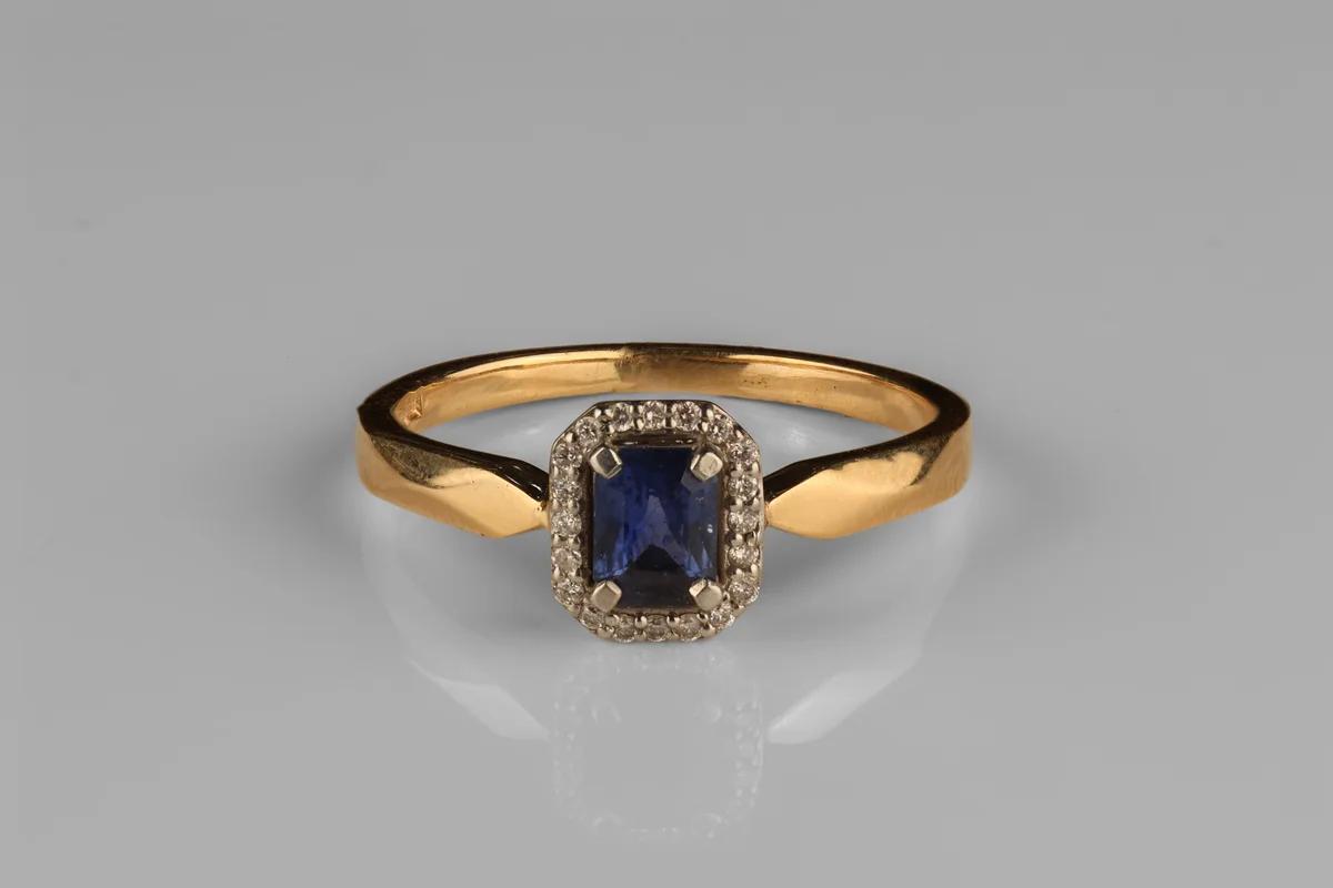 Sapphire Halo Ring in 18ct Yellow Gold